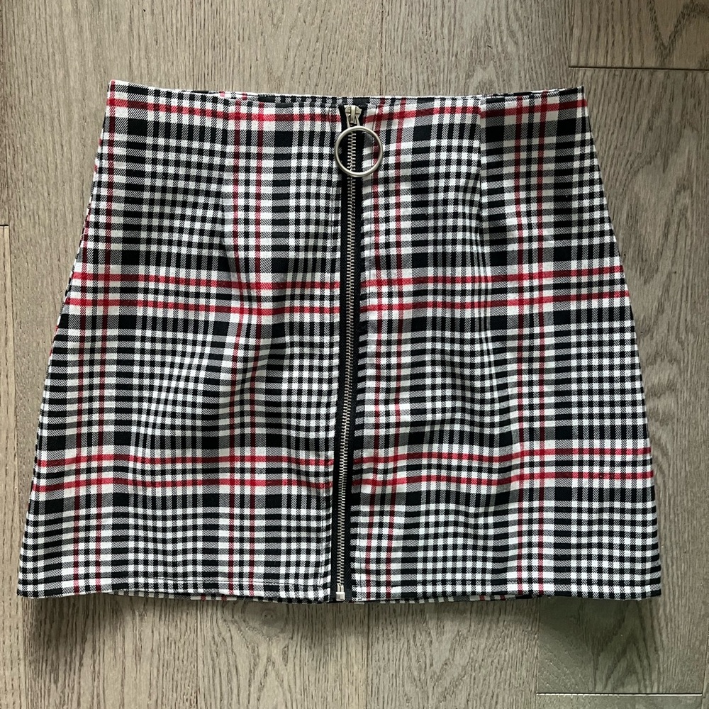 Forever 21 Women’s Short Plaid Skirt Front Zip up in size US M